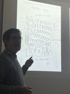 On a handwritten sheet, the owner and all neighbors confirm who owns the plot with the trees. Signed by the community leader, the sheet serves as collateral for the loan, explains Ueli Scheuermeier in Zurich.